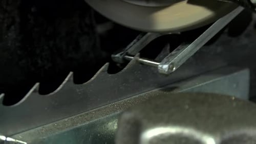 The band saw sharpens automatically. Sharpening of a band saw