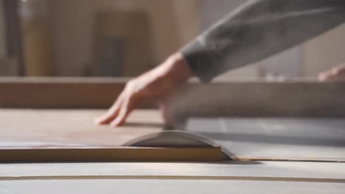 Schreiner schneidet Holz mit elektrischer Maschine, Nahaufnahme.