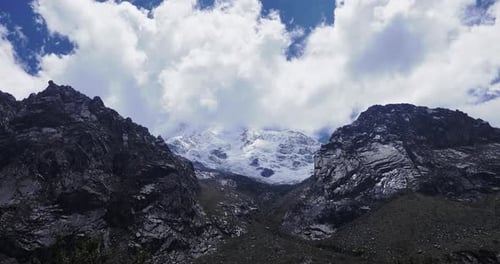 vue latérale du mont Huascaran enneigé, Ancash, Pérou - UHD