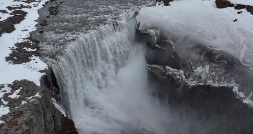 Heben Sie die natürliche Schönheit und Majestät des Wasserfalls, des Nebels und der isländischen Landschaft hervor, Wasserfall D
