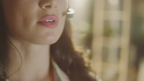 Fille du centre d'appels ayant un appel professionnel