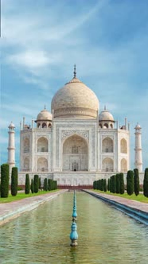 Chronologie du Taj Mahal, un mausolée en marbre blanc ivoire situé sur la rive sud de la rivière Yamuna.