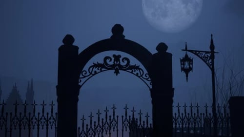 Halloween-Horrornacht: Langsamer Eintritt in den Friedhof durch das Tor bei Vollmond