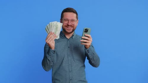 человек получает деньги на смартфон