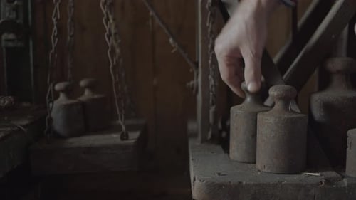 Gros plan de vieilles balances vintage. Homme utilisant des balances métalliques pour équilibrer