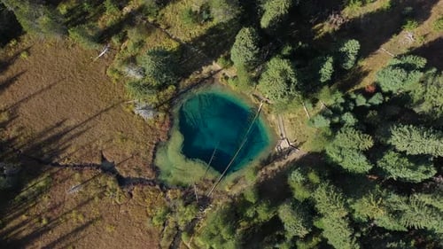 Luftflug in Richtung Little Crater Lake, während Wanderer auf dem Weg wandern.