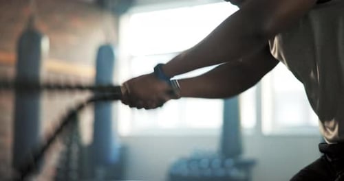Fitnessstudio, Battle Rope und Mann mit Bewegung, Hände und Fitness mit Ausdauer, Training und Wellness