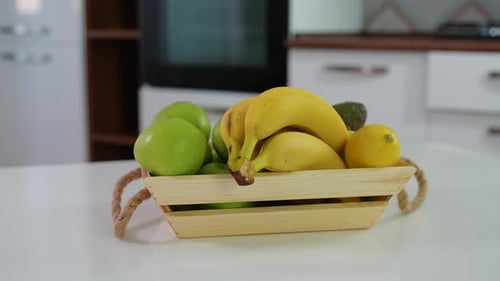 Beaucoup de fruits frais sur la cuisine dans un panier en bois Fruit Still Life