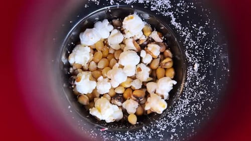 Hacer estallar granos de maíz dentro de palomitas