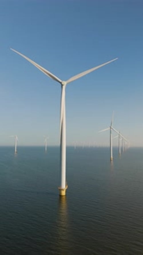 Experimente las majestuosas turbinas eólicas que impulsan energía verde en las serenas aguas de los Países Bajos
