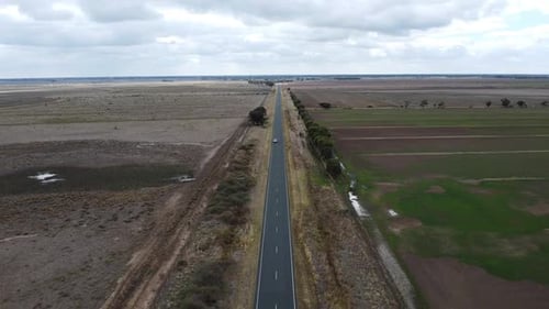 Foto de drone: estrada de Gunbower às colinas da Pirâmide