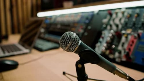 professionelles Equalizer-Mikrofon für Tonaufnahmen im Studio für Toningenieure in Nahaufnahme