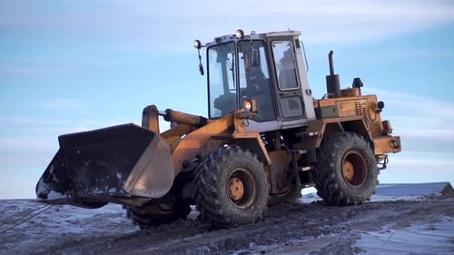 Excavadora para clima nevado que excava terreno congelado