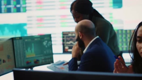 Analistas de negócios diversos trabalhando para avaliar custos e criar uma projeção