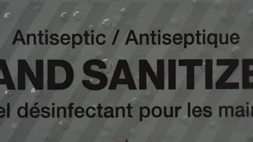 Makroaufnahme des antiseptischen Etiketts auf der Händedesinfektionsflasche, um die Ausbreitung von Covid-19 zu verhindern