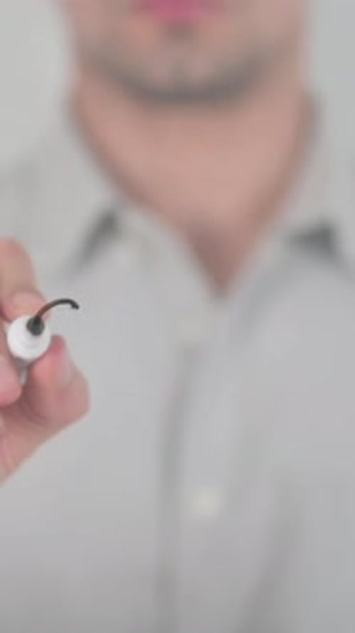 Genial, mit der Hand auf dem Bildschirm schreiben, vertikales Video
