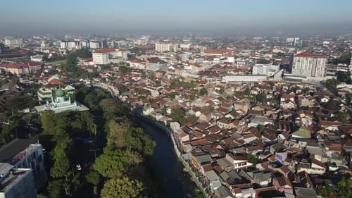 Luftaufnahme der Innenstadt von Yogyakarta, des Flusses, der Gebäude, Häuser und kleinen Straßen, aufgenommen am Morgen.