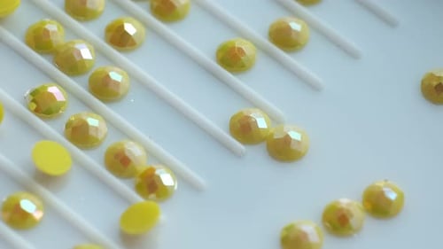 Diamantmalerei mit Stift, Nahaufnahme, Kunsttherapie-Konzept, das Auslegen eines Diamantenmosaiks verbessert die Gesundheit einer Frau