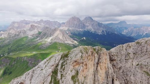 Los picos del Monte Cernera dominan el valle de Passo Giau con Ra Gusela en la distancia