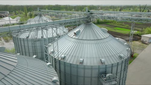 Vue aérienne des trois grands silos à grains Les cylindres en tôle ondulée utilisés pour le stockage des céréales