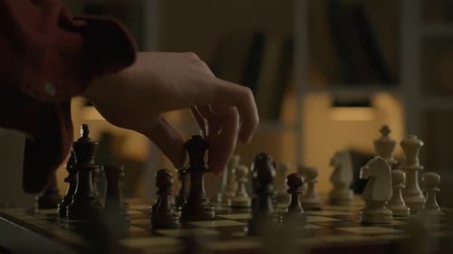 Ein Spieler macht seinen Zug in einer Schachpartie, um seine Führungsqualitäten unter Beweis zu stellen. Dies geschieht durch