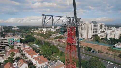 Plan rapproché de l'assemblage d'une grue à tour avec une grue mobile - construction lourde #004