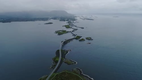 Route de l'océan Atlantique en Norvège - Route panoramique à travers les fjords et les petites îles