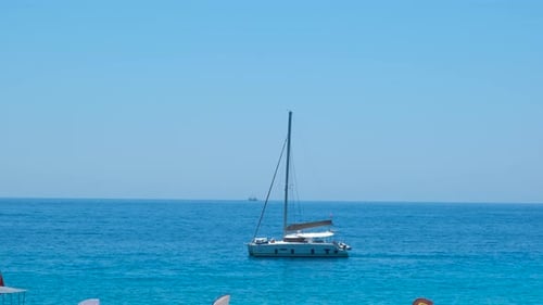 Yacht sans voiles sur l'île