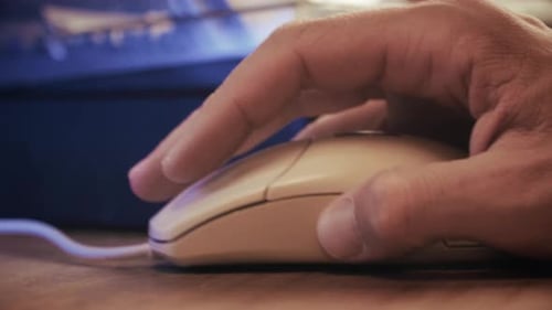 Человек, работающий и играющий на компьютере в стиле ретро, ИТ-инженер с винтажным компьютером дома, используя старый