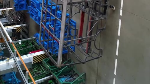 Vidéo verticale La structure du châssis du bus dans l'atelier de montage de l'usine