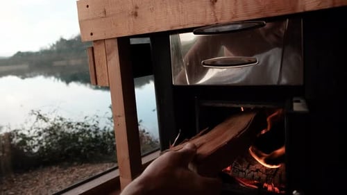 SaunaofenMan zündet den Saunaofen in der Sauna an Finnische Traditionelle Sauna mit Panoramasauna