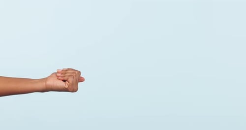 Hand, Einladung und Person, die im Studio aus nächster Nähe kommt, um uns zu kontaktieren, mitmachen