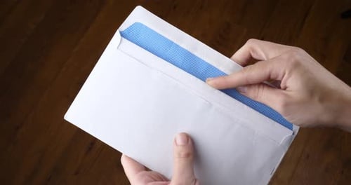 Sella a mano un sobre con una carta para enviar una carta