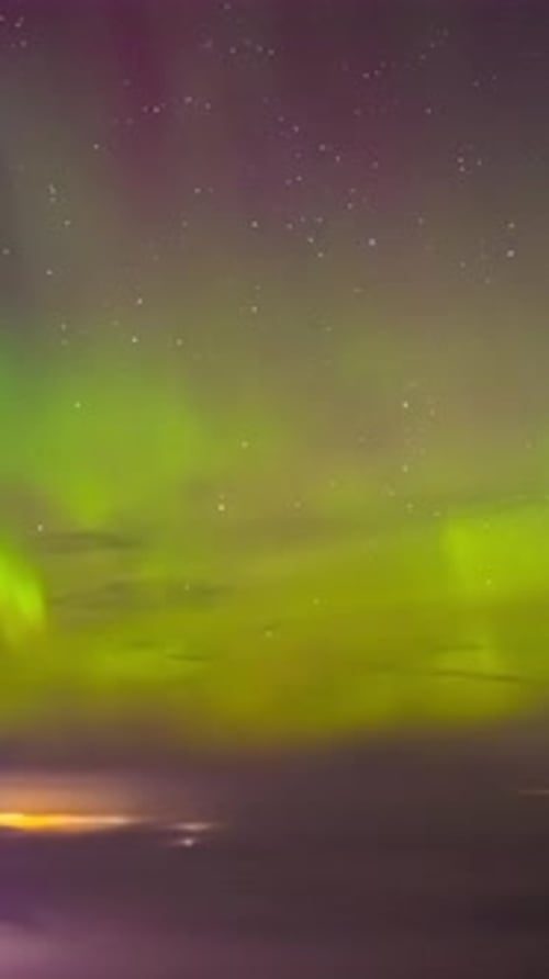 Timelapse vertical époustouflant d'une aurore boréale affichant des couleurs nocturnes éclatantes