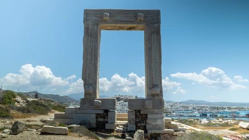 La ville de Naxos et Portara en Grèce