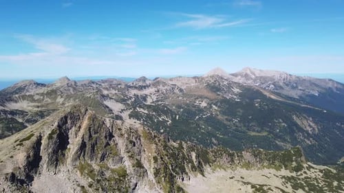 Pics de granit, collines, hauteurs, collines de montagne vues d'en haut. Vue panoramique depuis Strazhite dans le nord