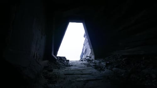 Atmosphère dévastatrice et oppressante dans un espace de béton restreint