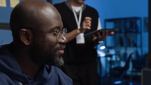 Nahaufnahme eines IT-Spezialisten, der in einem modernen Büro arbeitet, Produktmanager mit Tablet