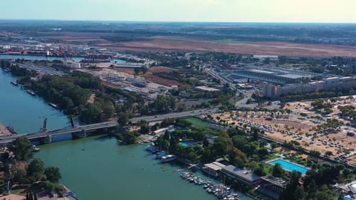 Foto aérea de uma antiga cidade histórica europeia em Sevilha, Espanha, no verão em um dia ensolarado