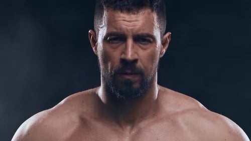 Fitter und sportlicher Bodybuilder auf schwarzem Hintergrund Bodybuilder-Training mit Langhantel Das Konzept von