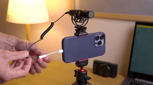 Configuration d'un vlog avec smartphone et microphone sur trépied dans un studio de vlogging, Led Lights, Softbox et téléphone