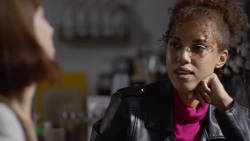 Deux amies discutent dans un café
