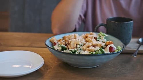 Caesar Salad auf einem Holztisch