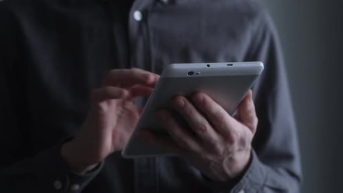 Nahaufnahme der Hand eines Menschen mit Tablet-PC