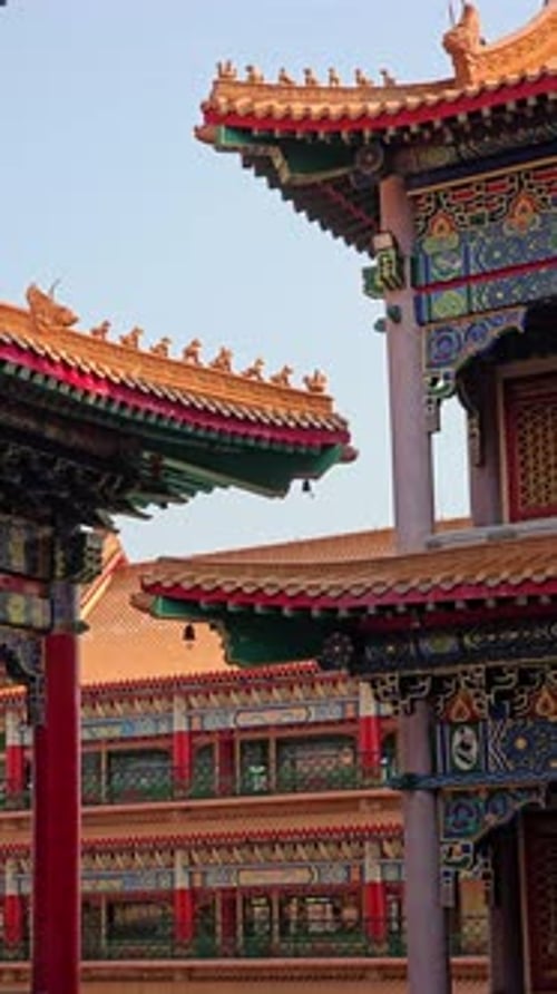 Templo Wat Boromracha Kanchanaphisek adornado com lanternas vermelhas, vertical
