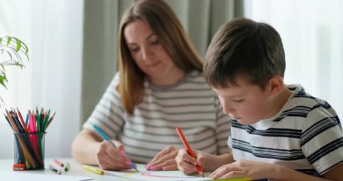 Mutter und Kind zeichnen zu Hause zusammen