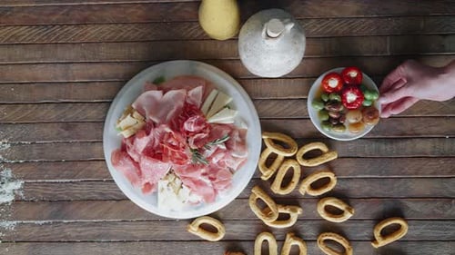 Assiette d'antipasto de charcuterie italienne avec olives, craquelins, fromage et viande. Planche à charcuterie italienne
avec