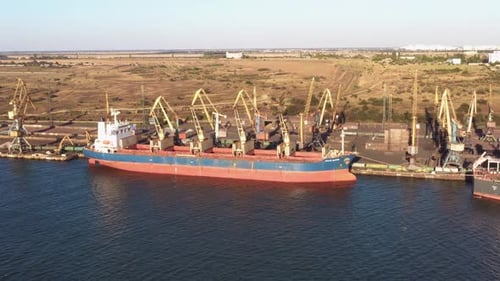 Seehafen mit Schiff und Kränen zum Hochladen