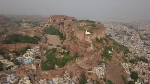 Vue aérienne rotative de l'important fort de Mehrangarh et des environs de Jodhpur