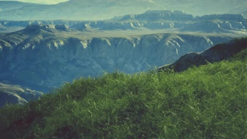 Trekking im Himalaya-Gebirge Nepals mit wunderschönen Hügeln